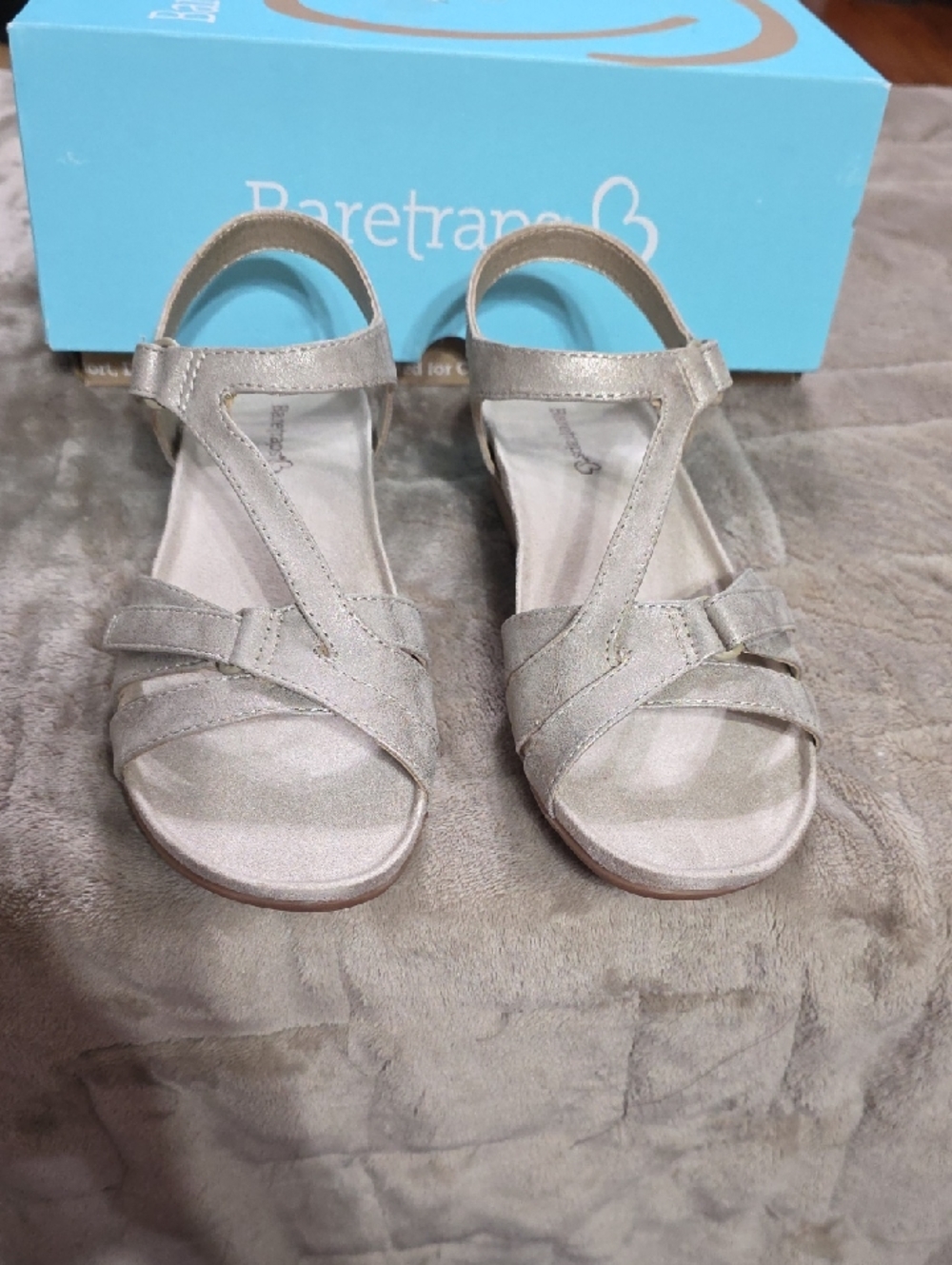 NWT Baretraps "Jaxen" Women's Champagne T-Strap Sandals Comfort Sz 6 1/2